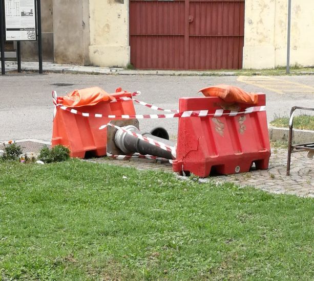 Camion abbatte la fontanella della rotatoria di piazza Marconi a Pinerolo