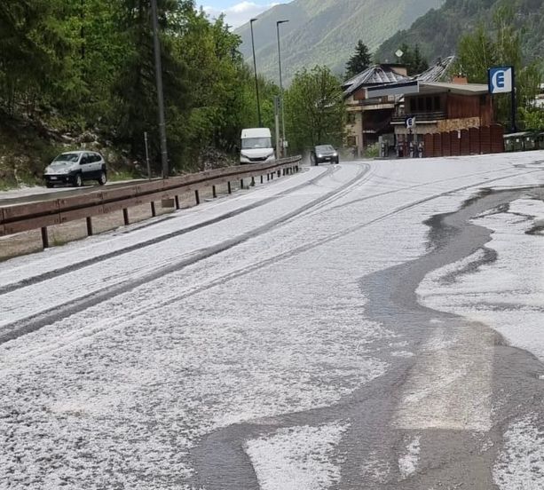 Una violenta grandinata imbianca le strade di Limone Piemonte Una violenta grandinata imbianca le strade di Limone Piemonte