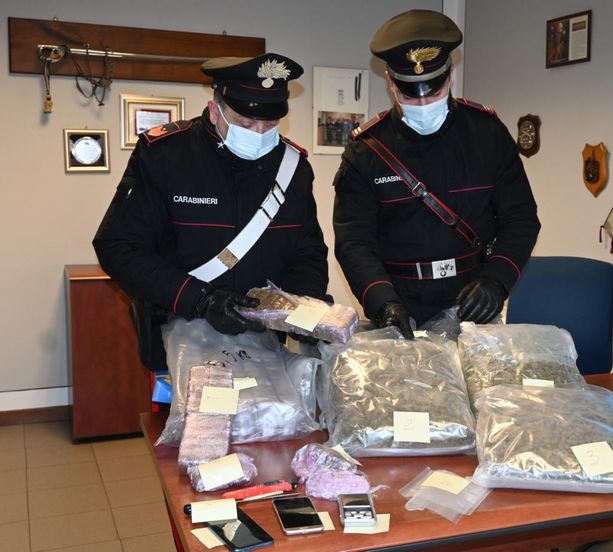 Cercenasco: aveva 13 chili di droga in casa, arrestato operaio [VIDEO]