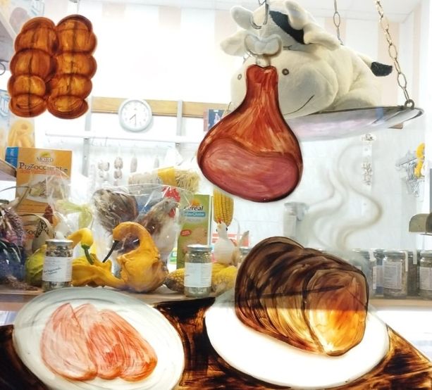 Il gallo di Luserna San Giovanni, che disturbava il sonno dei vicini, è entrato in macelleria Il gallo di Luserna San Giovanni, che disturbava il sonno dei vicini, è entrato in macelleria