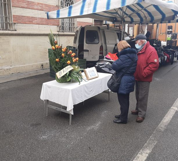 Vigone: dei fiori per ‘salutare’ il pescivendolo Guagliardo Vigone: dei fiori per ‘salutare’ il pescivendolo Guagliardo