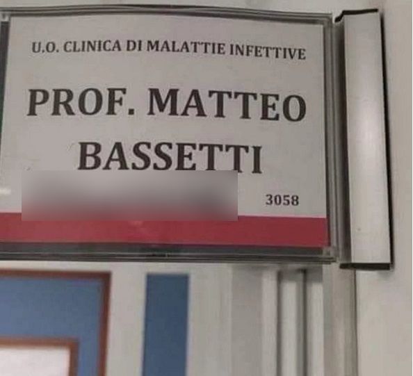 Insulti a Bassetti sulla targa davanti al suo ufficio al San Martino, indagano le forze dell'ordine Insulti a Bassetti sulla targa davanti al suo ufficio al San Martino, indagano le forze dell'ordine