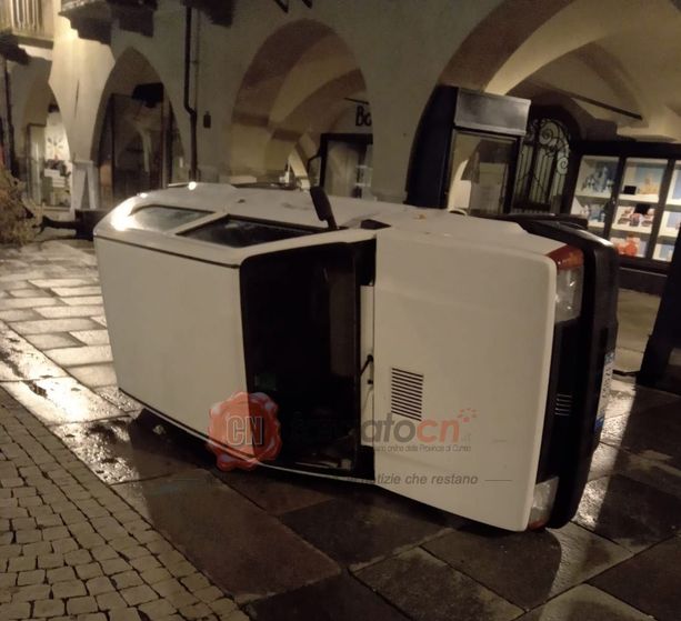 Notte di bravate e danneggiamenti per quattro consulenti inglesi in trasferta a Cuneo