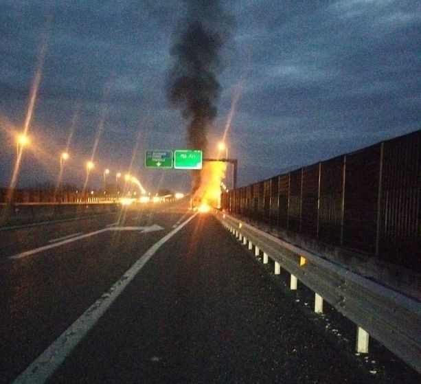 Furgone in fiamme sulla Torino-Pinerolo: traffico bloccato in direzione Pinerolo