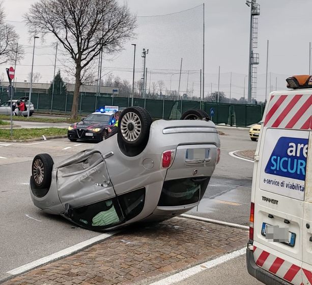 Due auto si scontrano a Pinerolo e una si ribalta nella rotonda