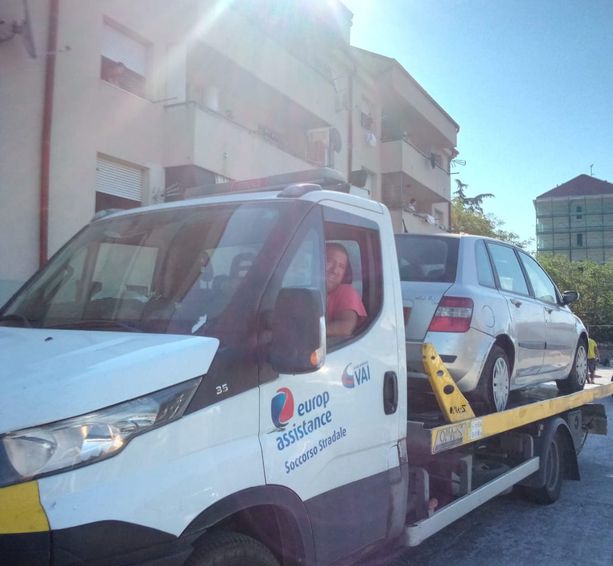 Imperia, blitz alle Case parcheggio di via Airenti: rimosse carcasse di auto e ripulito il piazzale. L’assessore Gagliano: “Situazione ormai insostenibile” Imperia, blitz alle Case parcheggio di via Airenti: rimosse carcasse di auto e ripulito il piazzale. L’assessore Gagliano: “Situazione ormai insostenibile”
