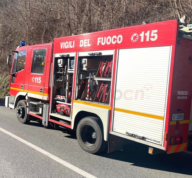 Fiamme sotto il castello vecchio di Barge: intervento in corso per un incendio di sterpaglie Fiamme sotto il castello vecchio di Barge: intervento in corso per un incendio di sterpaglie