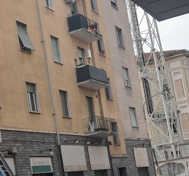 Pinerolo: prende fuoco una bombola del gas in via Bertacchi Pinerolo: prende fuoco una bombola del gas in via Bertacchi
