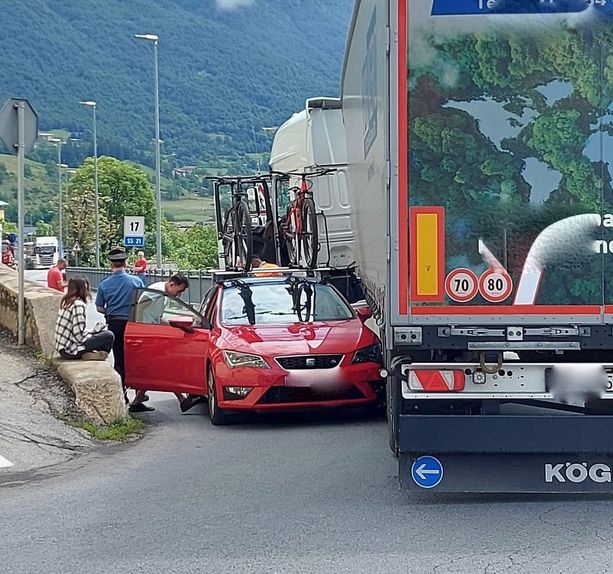 Il solito, maledetto curvone di Demonte: vettura incastrata sotto un tir [VIDEO]