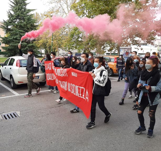Gli studenti delle superiori di Pinerolo non rispondono all’appello di scendere in piazza [FOTO e VIDEO]