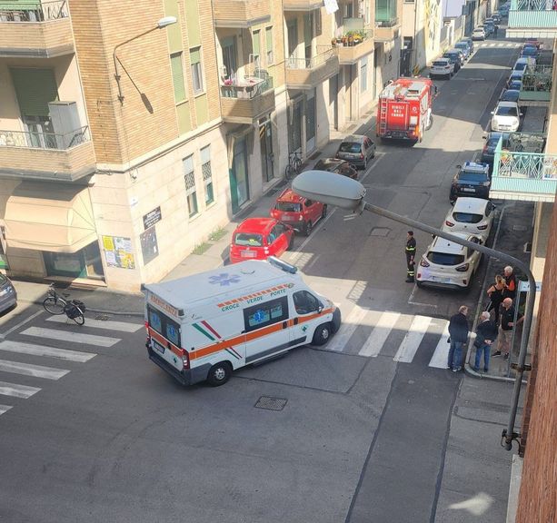 Vigili del fuoco e carabinieri soccorrono un anziano a Pinerolo Vigili del fuoco e carabinieri soccorrono un anziano a Pinerolo
