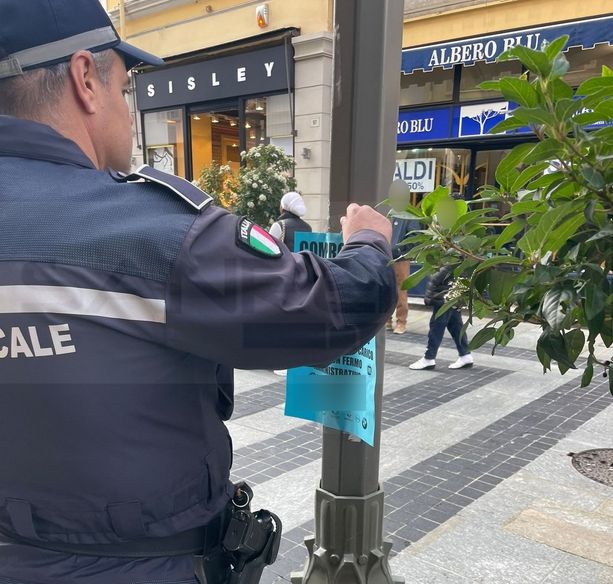Sanremo: cartelli pubblicitari selvaggi in via Matteotti, intervento e sanzioni della Polizia Municipale (Foto) Sanremo: cartelli pubblicitari selvaggi in via Matteotti, intervento e sanzioni della Polizia Municipale (Foto)