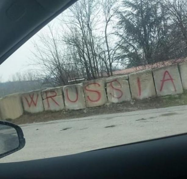 A Clavesana una scritta pro Russia a caratteri cubitali, il sindaco Gallo: "Non ci sono parole, l'abbiamo già rimossa"