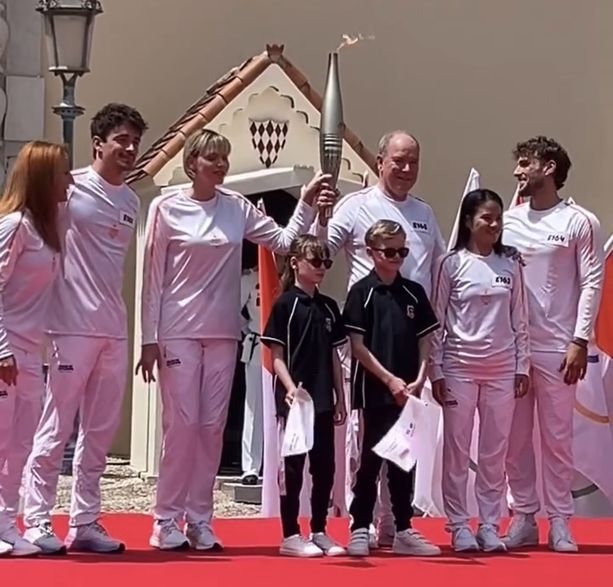 Da Charles Leclerc ai Principi Alberto e Charléne: la Fiamma Olimpica ha attraversato il Principato (FOTOGALLERY) Da Charles Leclerc ai Principi Alberto e Charléne: la Fiamma Olimpica ha attraversato il Principato (FOTOGALLERY)