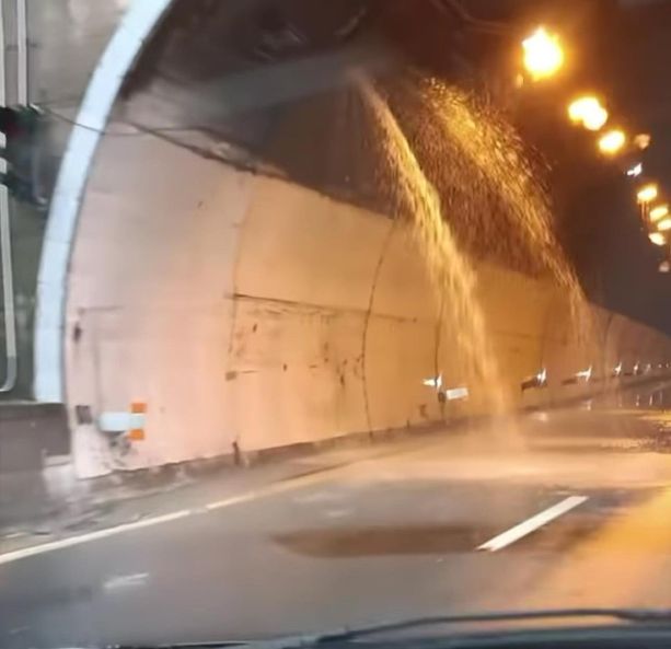 Geyser nella galleria ‘Camaldoli’ sulla A12, per la Regione non ci sono problemi di sicurezza: “Nessun cedimento o difetti strutturali” Geyser nella galleria ‘Camaldoli’ sulla A12, per la Regione non ci sono problemi di sicurezza: “Nessun cedimento o difetti strutturali”