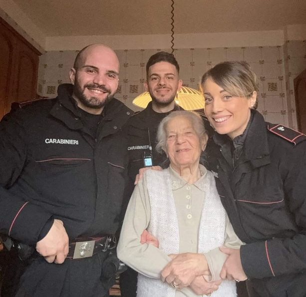 Maria, 97 anni e una storia a lieto fine: chiede compagnia ai carabinieri, poi offre loro una torta Maria, 97 anni e una storia a lieto fine: chiede compagnia ai carabinieri, poi offre loro una torta