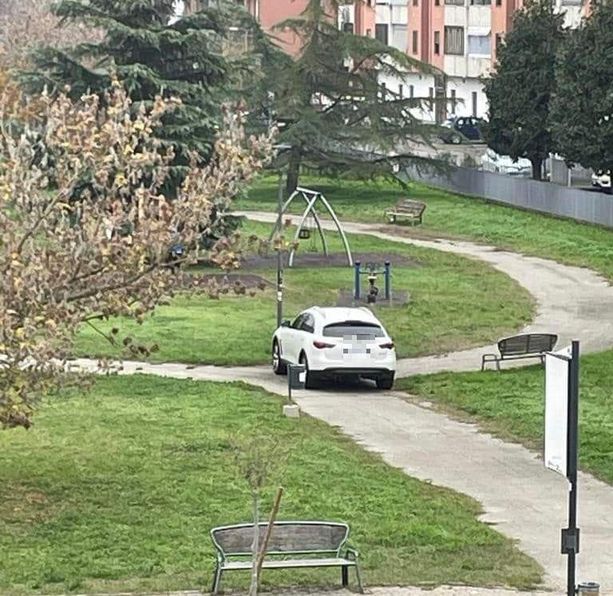 In via Torchio giardini usati come parcheggi e fuochi d'artificio a mezzanotte In via Torchio giardini usati come parcheggi e fuochi d'artificio a mezzanotte