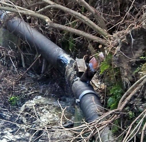 Rottura di una condotta fognaria a Sanremo, residenti esasperati: liquami finiscono nel torrente San Francesco (Foto e Video)