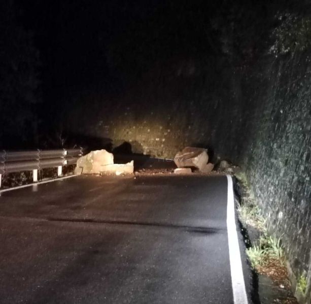 Molini di Triora: frana sulla Provinciale 548, massi sulla strada all’altezza del bivio per Glori