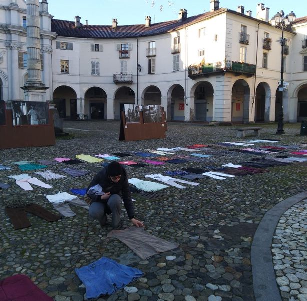 Centoventi abiti distesi davanti alla Basilica di Superga per ricordare le vittime di femminicidio