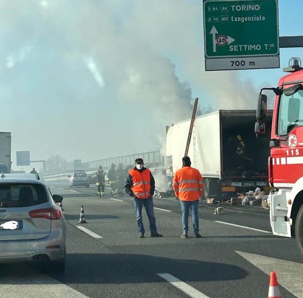 Un tir va a fuoco sulla Torino-Milano: chiuso un tratto dell'autostrada, lunghe code in direzione Torino