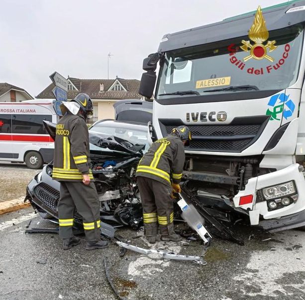 Moto contro auto a Santo Stefano Belbo: deceduto un ragazzo di 24 anni Moto contro auto a Santo Stefano Belbo: deceduto un ragazzo di 24 anni