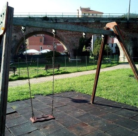 Savona, tenta di rubarle la borsa in pieno giorno a Lavagnola: strattonata anziana