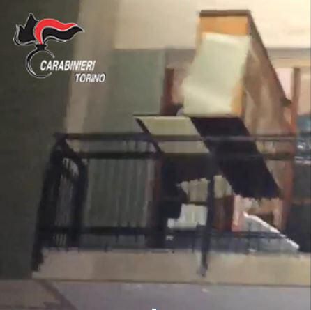 Nudo sul balcone, getta mobili sulle auto in via Baltimora nel cuore della notte: bloccato con il taser Nudo sul balcone, getta mobili sulle auto in via Baltimora nel cuore della notte: bloccato con il taser