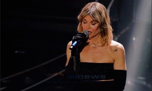 ‘Cose stupide’ è il nuovo singolo di Alessandra Amoroso che tornerà live