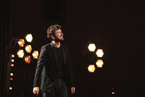 Il ritorno nelle sale di Alessandro Siani con la commedia ‘Succede anche nelle migliori famiglie’