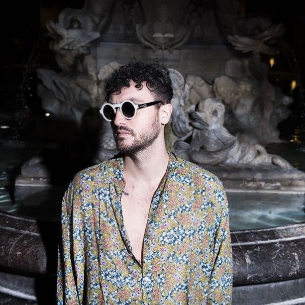 Carl Brave pubblica ‘Morto a galla’ e annuncia il ‘Notti brave amarcord tour’