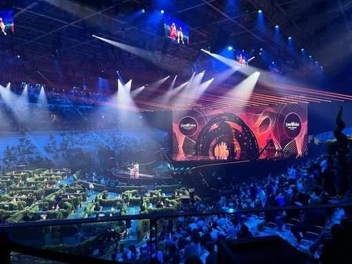 Edizione al femminile dell’Eurovision song contest, Maionchi e Corsi bissano la conduzione