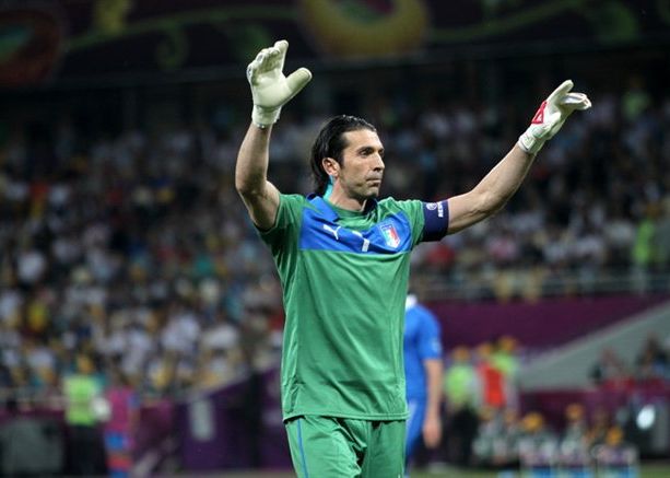 Gigi Buffon appende i guantoni al chiodo e dice addio al calcio giocato dopo 28 anni