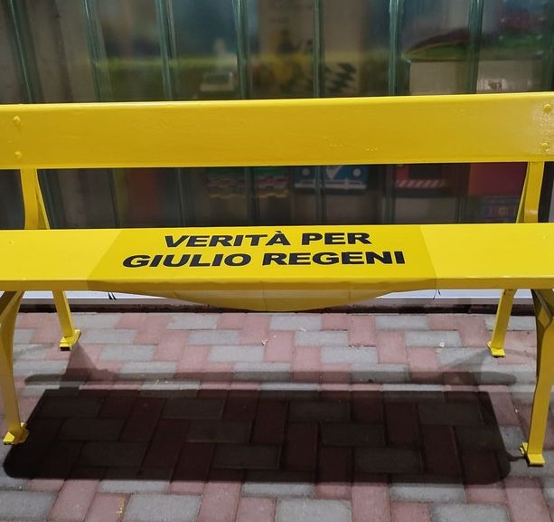Panchina gialla a Firenze per richiamare alla memoria Giulio Regeni