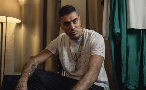 ‘È finita la pace’ è il settimo album in studio di Marracash in uscita tre anni dopo l’ultimo