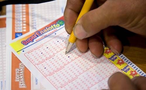 Vincita record al Superenalotto da oltre 371 milioni, centrato il 6 dopo quasi due anni