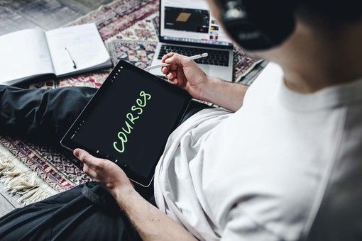 All’Italia servono burocrazia digitalizzata e formazione per attrarre investimenti dall’estero