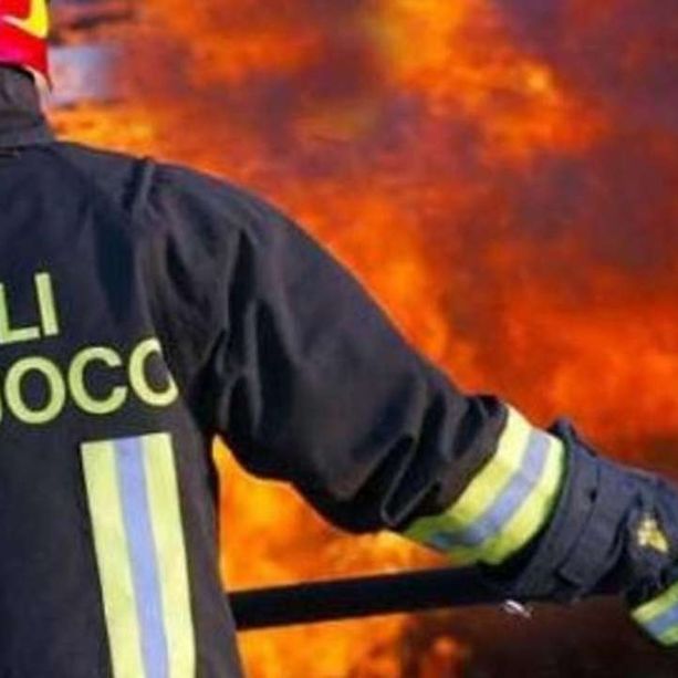 A fuoco il chiosco bar dei giardini pubblici di Asti