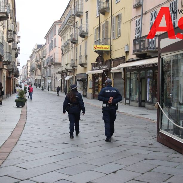 Bimba si perde in mezzo alla folla in via Garibaldi. Trovata dalla polizia locale