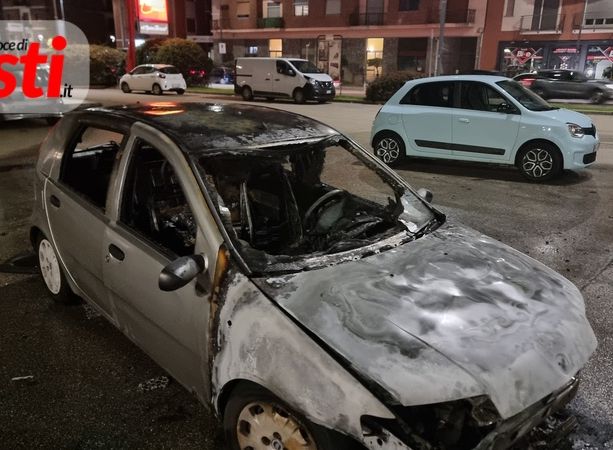Auto in fiamme nel parcheggio del Penny Market di corso Alessandria [FOTO]