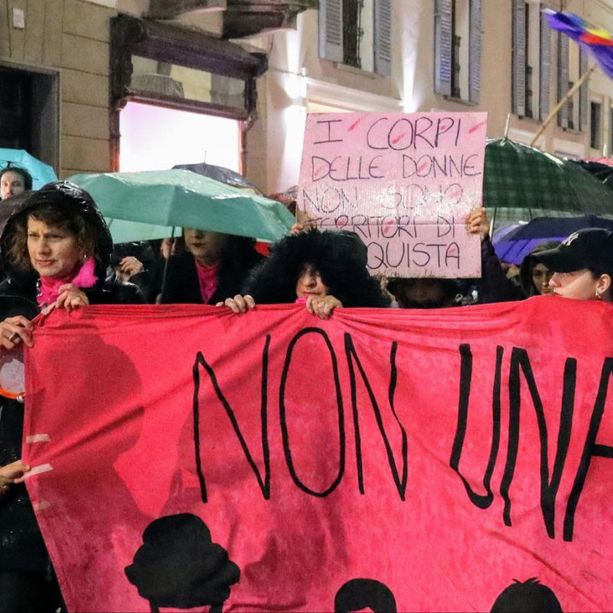 &quot;L'8 marzo non è una festa, ma una giornata di lotta&quot;: Non Una di Meno scende in piazza, ad Asti, per diritti, libertà, giustizia sociale
