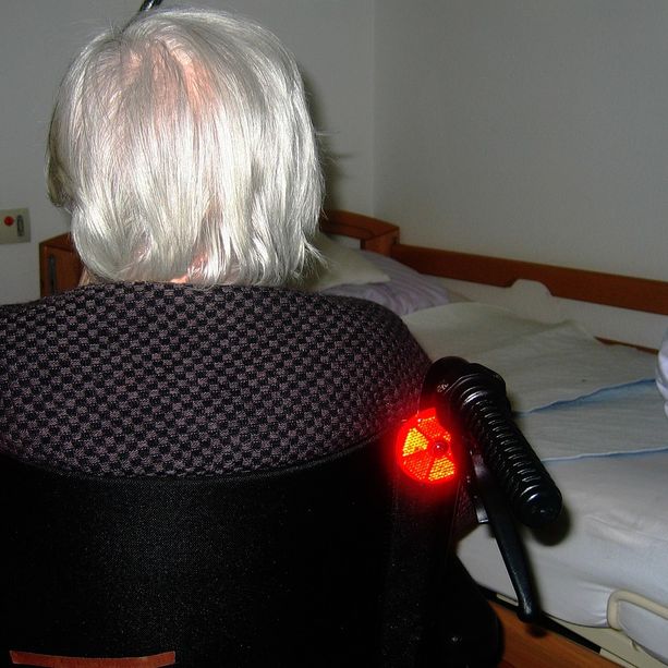 Anziana segregata nella sua casa e circondata da rifiuti: indagata la badante che viveva nell'alloggio della donna con la famiglia