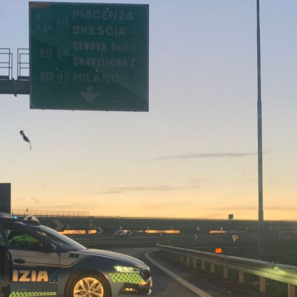 Si rovescia un'autoscisterna di acido cloridrico, autostrada A21 chiusa per tutta la notte