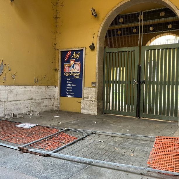 L'ex ospedale di via Bottallo è un monumento al degrado in piena vista