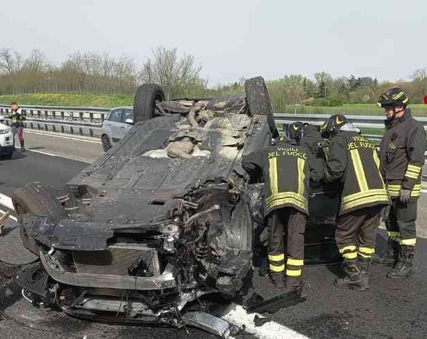 Autostrada A21 parzialmente chiusa per un'auto ribaltata in direzione Piacenza