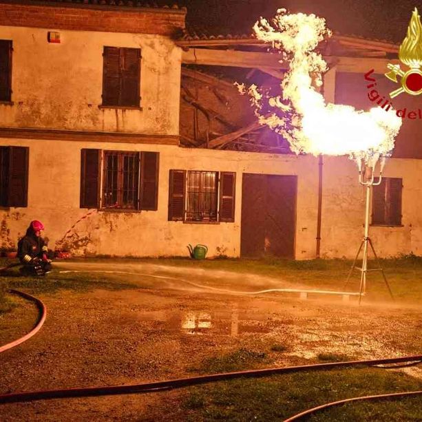 Un bombolone Gpl minaccia di esplodere:  i Vigili del Fuoco lo mettono in sicurezza bruciando il gas all'interno [FOTO]