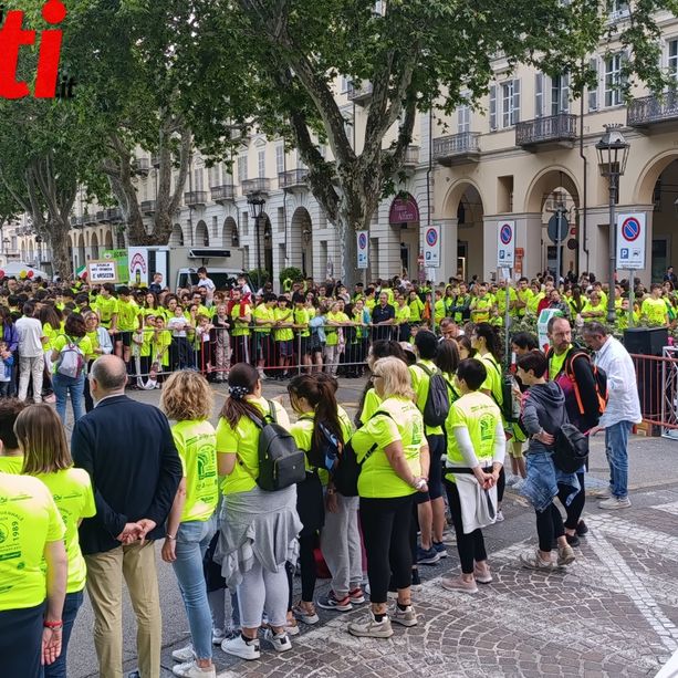 Partiti! Il mare di magliette giallo fluo invade la città con la 37esima StraAsti