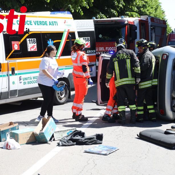 Incastrato nell'auto ribaltata dopo un sinistro, liberato dai vigili del fuoco