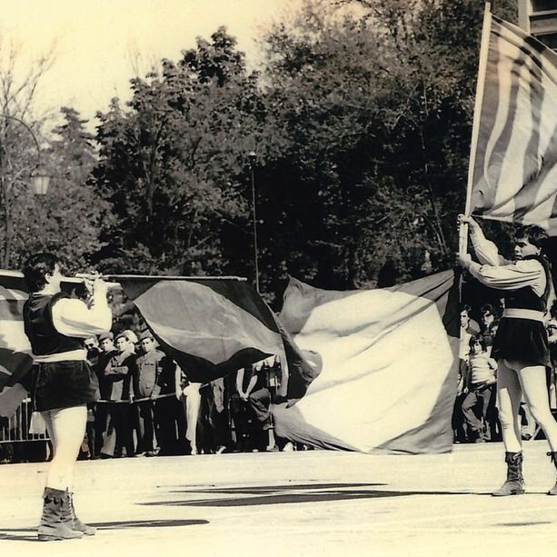 Stasera il Palio degli Sbandieratori in piazza Alfieri: si torna là dove tutto iniziò, nel 1977