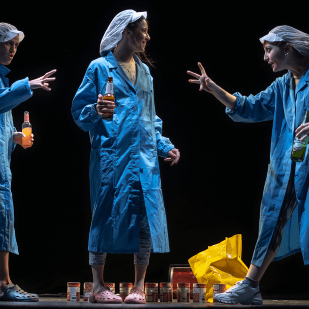 Ad Asti Teatro stasera la storia di tre operaie protagoniste di &quot;A little gossip never killed nobody&quot;